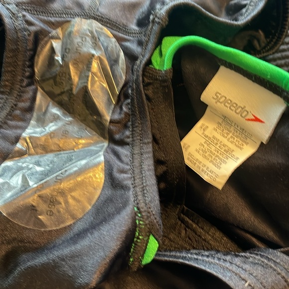 NWT Speedo - black and green speedo one piece swimsuit - size 14/40 - Picture 4 of 4
